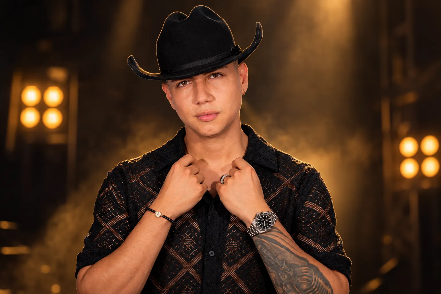 Ryan Sanabria con sombrero negro y su tatuaje de micrófono en el brazo